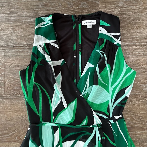 Calvin Klein Petite Surplice-Neck
Sleeveless a-Line Dress Fern size 4P Petite - Picture 6 of 10